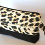 Astuccio pochette in cotone foderato e leggermente imbottito, con zip e charms - mod. "Jungle Leopard"