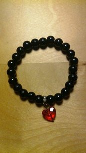 Bracciae di perle nero con charm a cuore rosso