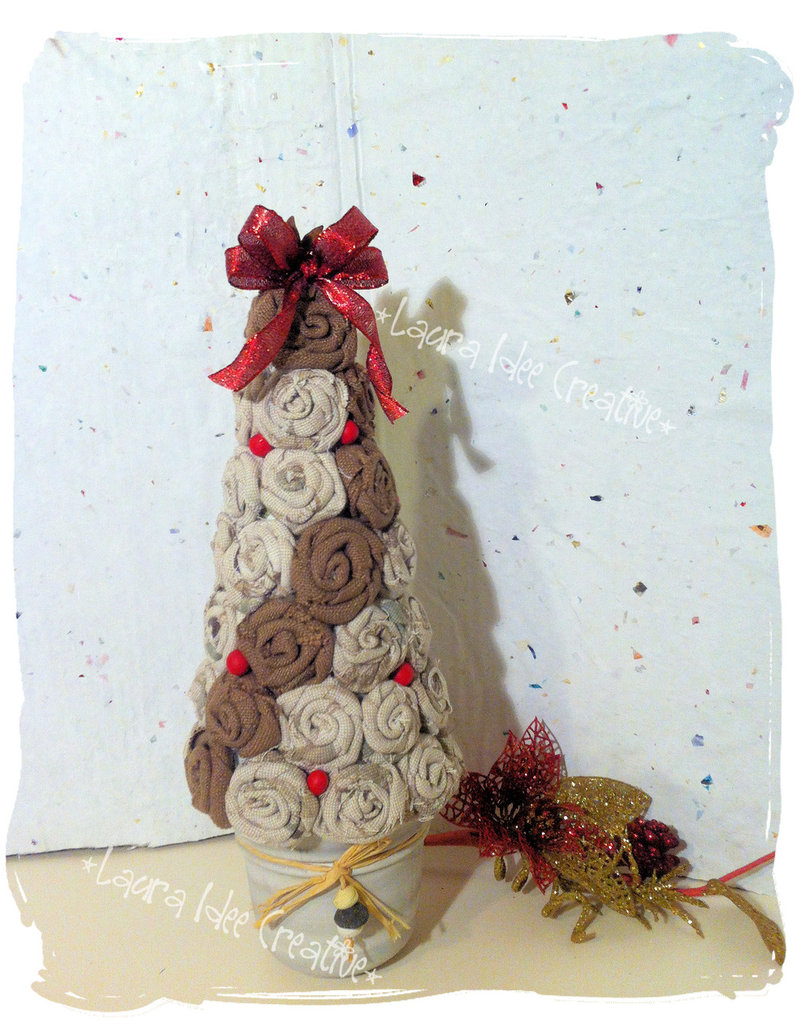 Albero di natale shabby con rose di tessuto. feste natale di ... Idee albero di natale shabby chic