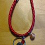 Bracciale in eco pelle rosso con charm e perla