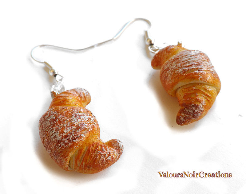 Orecchini a forma di croissant riempiti in oro 24k: gioielli alimentari delicati
