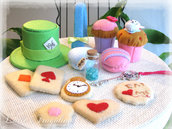 Un set di dolci assortiti per il tea party stile Alice nel paese delle meraviglie