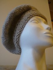 Cappello in lana lavorato ai ferri