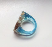 anello in resina con inclusioni di conchiglie di mare