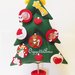 Albero di Natale in feltro decorato con palline, cuori ed altri addobbi natalizi: una decorazione tradizionale ed originale!