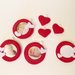 Palline in feltro portafoto: set di 4 cornicine rosse decorate con cuori bianchi!