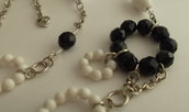 Collana catenella argentata, perle di agata bianca e mezzi cristalli neri e trasparenti 