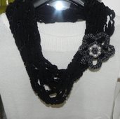 Sciarpa collana realizzata a mano con filato pon pon nero