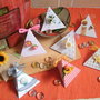 Scatolina porta confetti per matrimoni, lauree, anniversari realizzata in cartoncino fantasia e decorazione a scelta