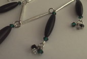 Collana di perle di corno nero e bicono Swarovski cristallo, verde smeraldo, nero e links argentati 