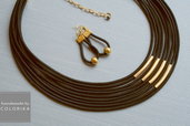 collana tessile e orecchini, colori: nero, oro