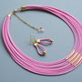 collana tessile e orecchini, colori: rosa, oro