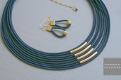 collana tessile e orecchini, colori: blu , oro