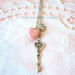 Collana con macaron rosa a forma di cuore, charm made with love e chiave grande