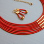 collana tessile e orecchini, colori: rosso , oro