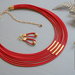 collana tessile e orecchini, colori: rosso , oro