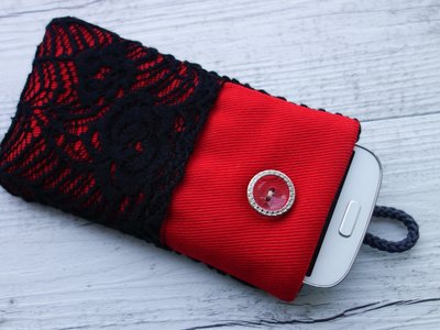 Custodia in tessuto imbottita per smartphone Pizzo rosso e nero con tasca 100% fatta a mano - prodotto solidale in aiuto di animali abbandonati Custodia in tessuto imbottita per smartphone Pizzo rosso e nero con tasca 100% fatta a mano - prodotto solidale in aiuto di animali abbandonati