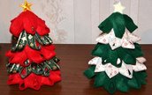Alberelli di Natale decorati con pannolenci e nastri natalizi