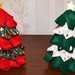 Alberelli di Natale decorati con pannolenci e nastri natalizi