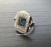 Anello con bottone gioiello vintage in metallo argentato,strass bianchi e blu