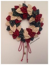 Corona natalizia con petali di cotonine americane