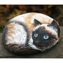 pietra di fiume dipinta con colori acrilici raffigurante un gatto siamese