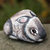pietra di fiume dipinta con colori acrilici raffigurante un   coniglietto
