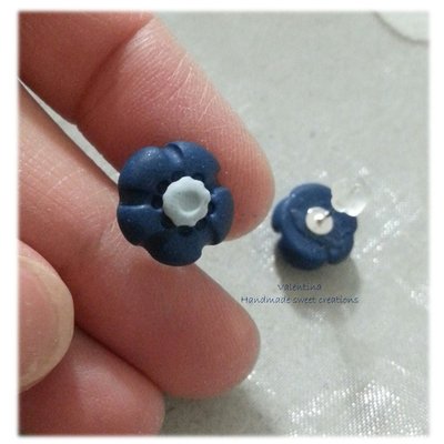 Orecchini a lobo fiori blu fimo Orecchini a lobo fiori blu fimo