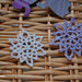 Decorazioni Natale: coppia di cristalli di neve in bianco  e lilla ad uncinetto