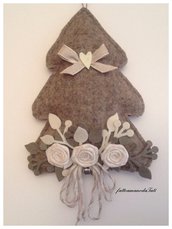Albero decorato in lana cotta con tre rose avorio