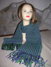 Sciarpa da donna con lavorazione bicolore verde e viola realizzata ai ferri