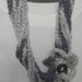 Sciarpa-collana anello con fiore Infinity Scarf toni del grigio in bouclè