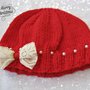 Cappellino rosso con perline bianche