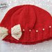 Cappellino rosso con perline bianche