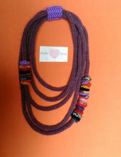 Collana in lana  nelle tonalità del  vinaccia con inserti  multicolor