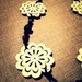 Collana artigianale con fiori in legno