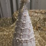 Albero cono in lana con decorazione di perle