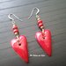 Orecchini con bottoni equo e solidali fatti a mano, in ceramica,a forma di cuore ,perline di pietra e vetro rosso