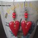 Orecchini con bottoni equo e solidali fatti a mano, in ceramica,a forma di cuore ,perline di pietra e vetro rosso