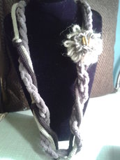 collana lana e  ciniglia con fiore