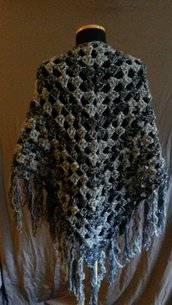 Scialle grigio di lana, realizzato all'uncinetto