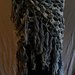 Scialle grigio di lana, realizzato all'uncinetto