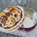 scatola di latta rivestita in feltro con decorazioni in feltro a forma di biscotto