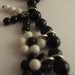 Bracciale di perle di agata nera e bianca con pendenti