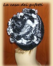 Cappello donna nero e bianco realizzato ai ferri con lana moda