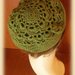 Cappello donna verde realizzato all'uncinetto con lavorazione traforata
