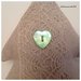 Albero decorato in cotone naturale con pizzo e cuore in madreperla verde
