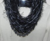 Sciarpa collana fatta a mano grigio-nero con lamè
