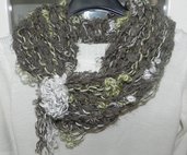 Sciarpa collana fatta a mano con fiore e piuma toni del verde scuro