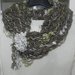 Sciarpa collana fatta a mano con fiore e piuma toni del verde scuro